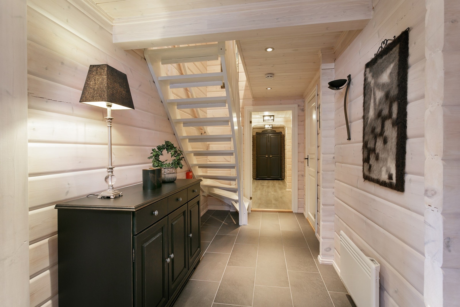 Flislagt gang/hall med trapp til loftsetasjen Galleribilde