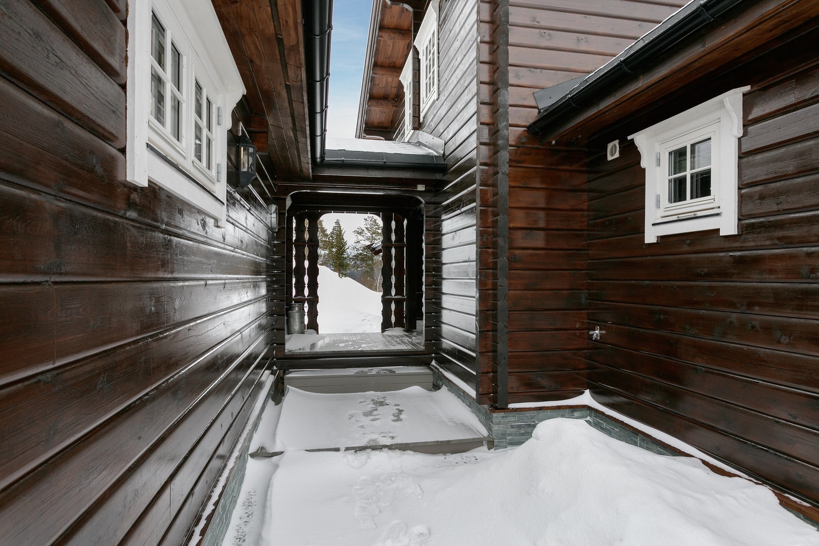 Overbygd parti mellom garasje og hytten Galleribilde