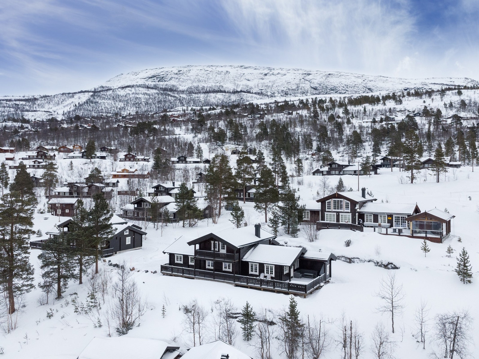 Dronebilde over hytten og nærområdet Galleribilde