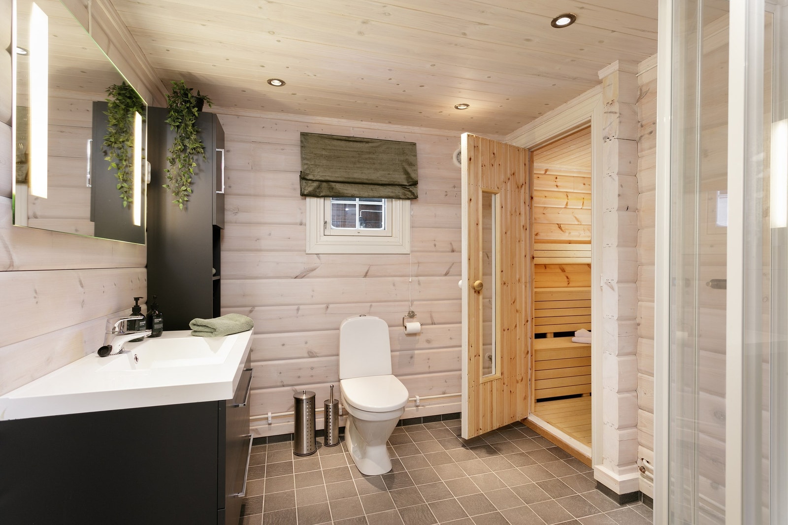 Bad nr. 1 har dør til badstu Galleribilde