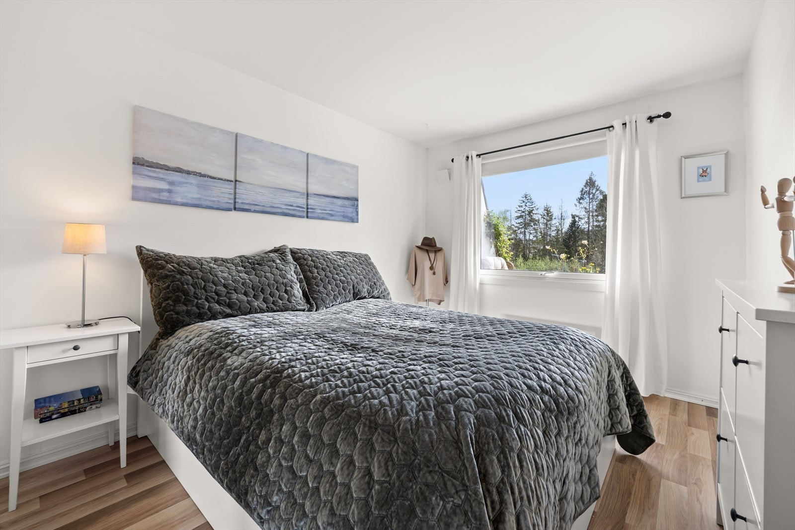 Hovedsoverommet har plass til dobbeltseng og nattbord, samt en romslig skyvedørsgarderobe. Galleribilde