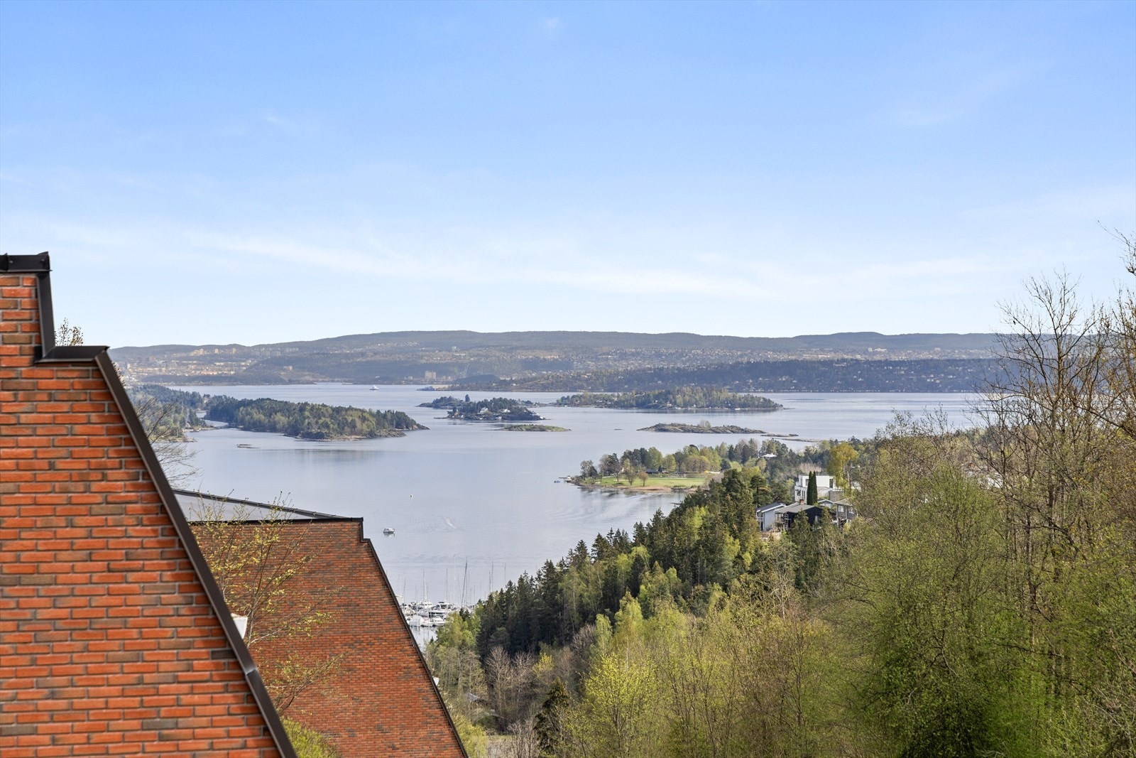 Flott utsikt over fjorden og øyene Galleribilde