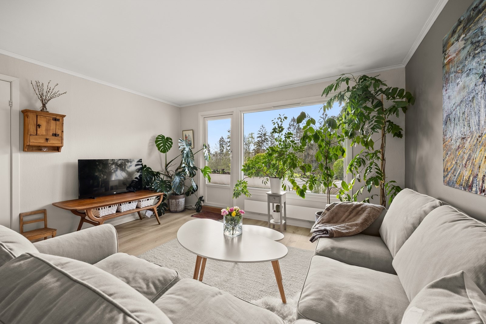 Tidsriktige fargevalg og 1-stavs laminat på gulvet gir rommet et moderne preg. Galleribilde