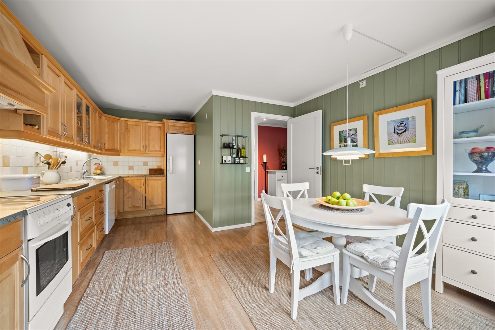 Kjøkkenet er romslig og funksjonelt, med innredning langs to vegger som gir gode oppbevaringsløsninger og store arbeidsflater. Galleribilde