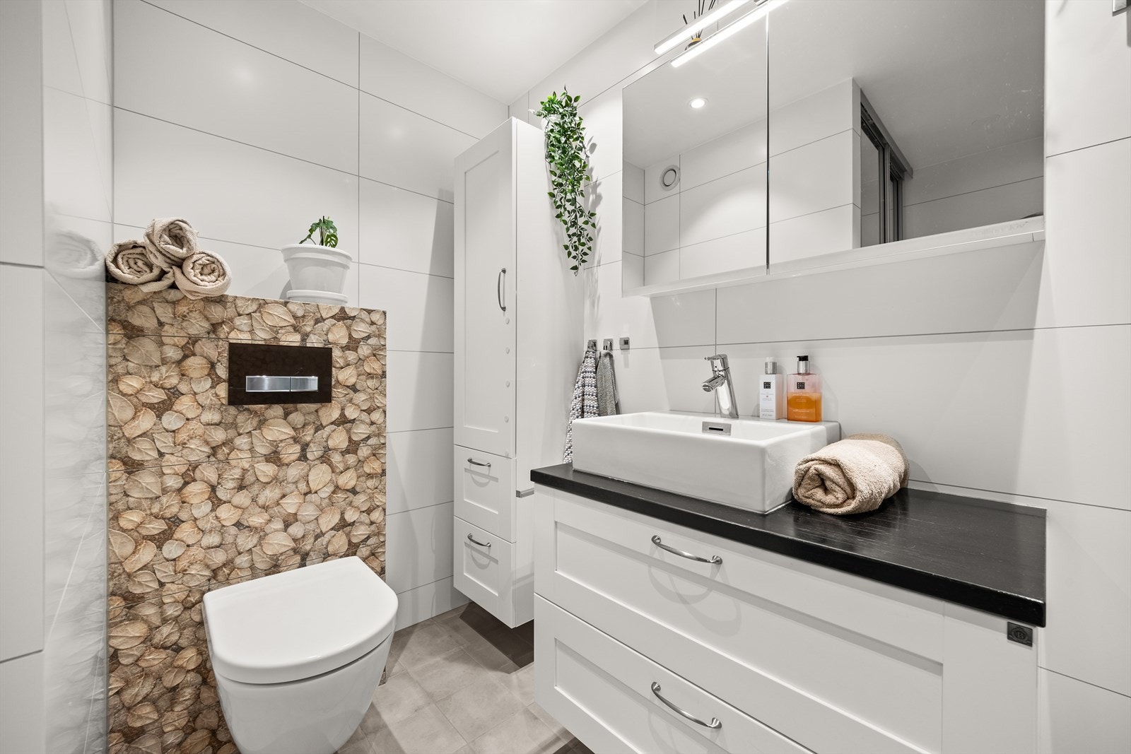 Det er godt med skapplass og praktiske løsninger på badet. Vegg hengt toalett. Galleribilde