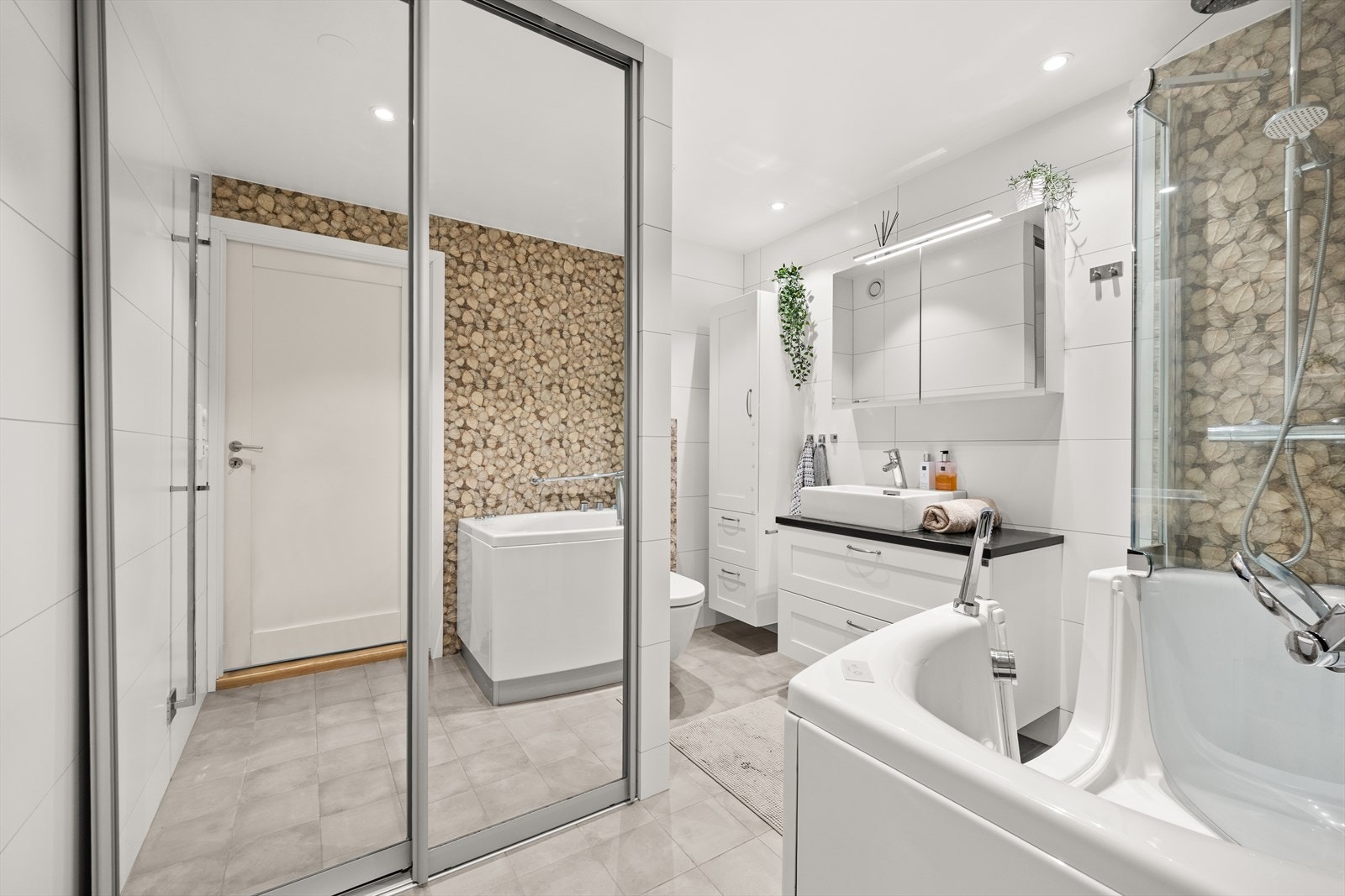 Romslig moderne bad med god standard. Plass for vask/tørk. Galleribilde