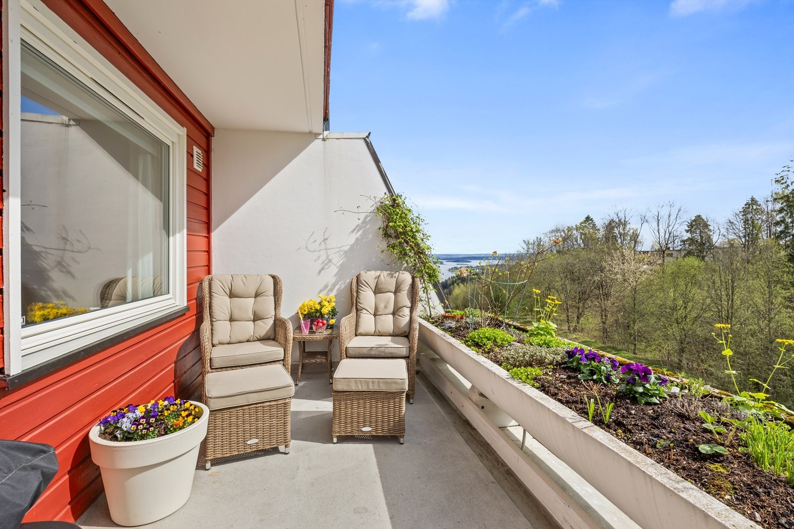 Leiligheten har to uteplasser - en mot sør og en mot nord. Galleribilde