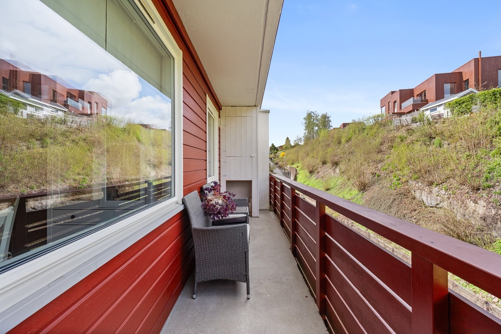 Fra kjøkkenet er det utgang til leilighetens andre uteplass, hvor det er plass til en sittegruppe. Sol til ca. 20.30. Galleribilde