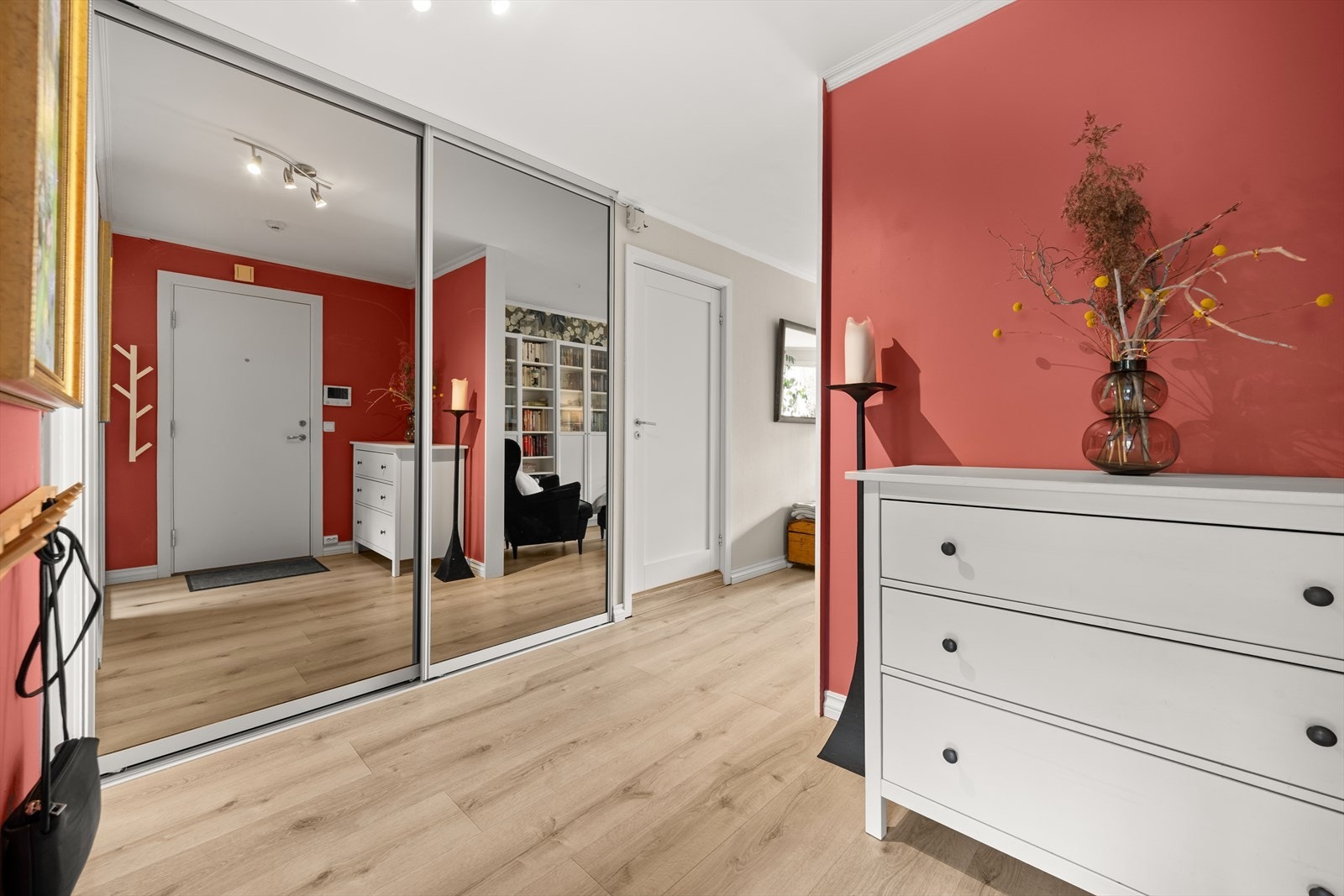 Gulvet er belagt med 1-stavs laminat, som også videreføres i stuen for en helhetlig stil. Galleribilde