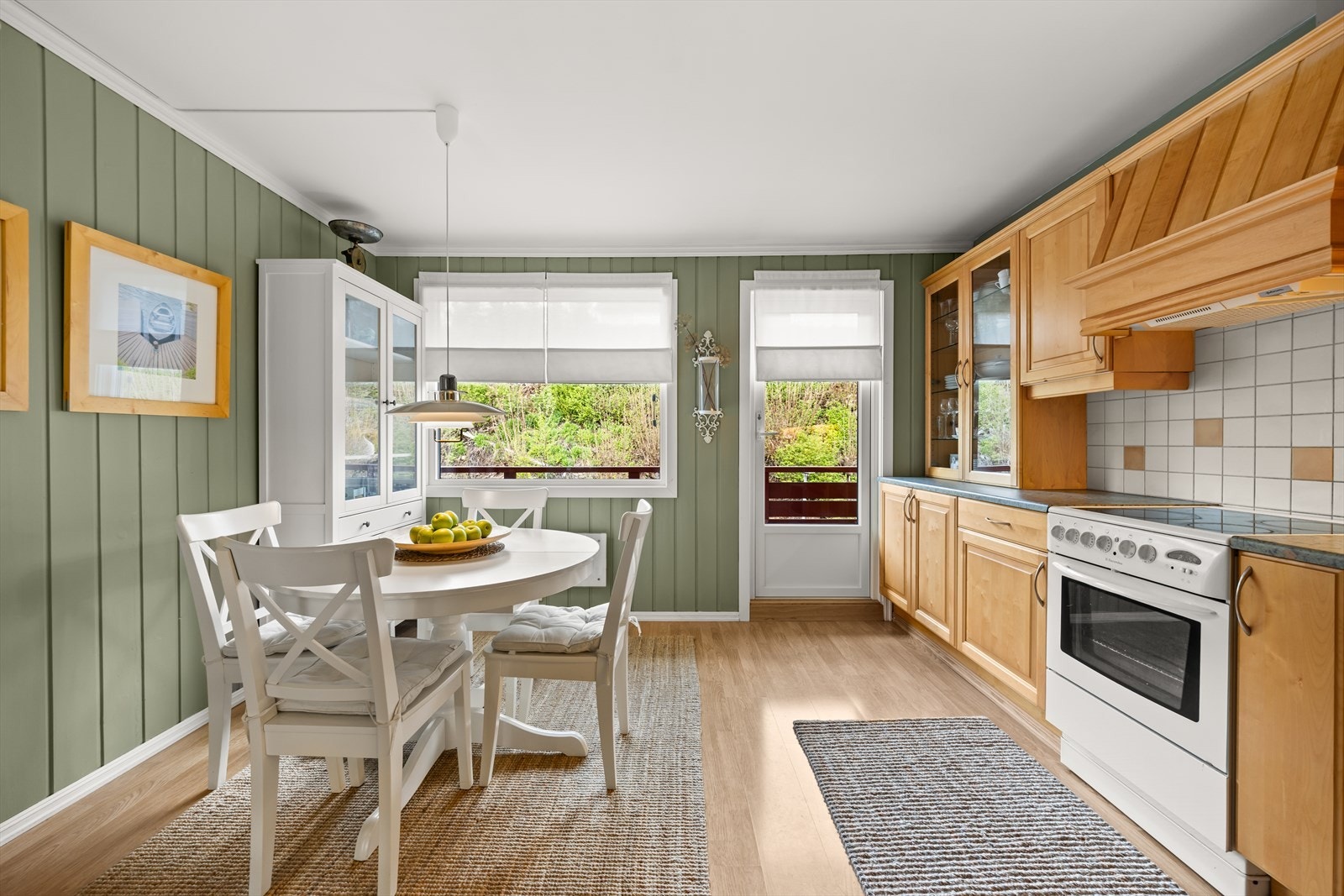 Plass til spisebord på kjøkkenet. Galleribilde