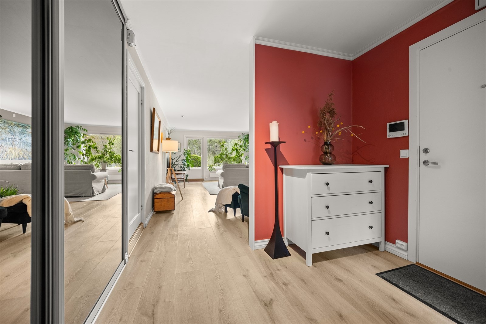 Entréen fremstår som romslig med god plass til klesoppheng samt gode oppbevaringsmuligheter i en praktisk skyvedørsgarderobe. Galleribilde