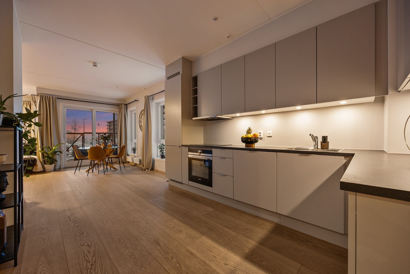 - Kjøkken med integrerte hvitevarer og mye arbeidsplass - Galleribilde