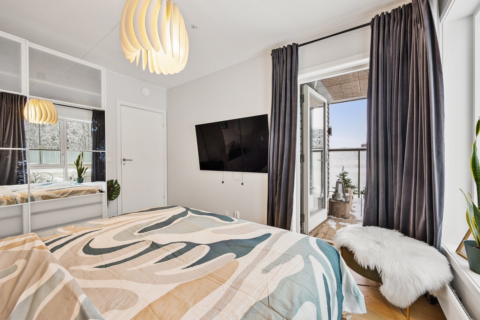 - God plass til dobbeltseng og tilhørende garderobe - Galleribilde