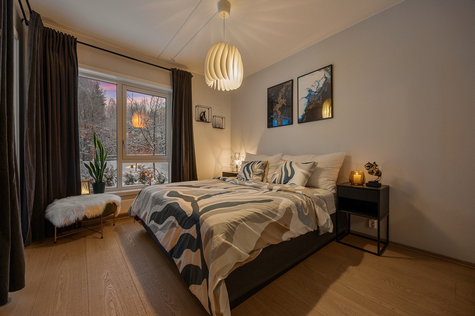 - Hovedsoverom med store vinduer og rikelig naturlig lys - Galleribilde