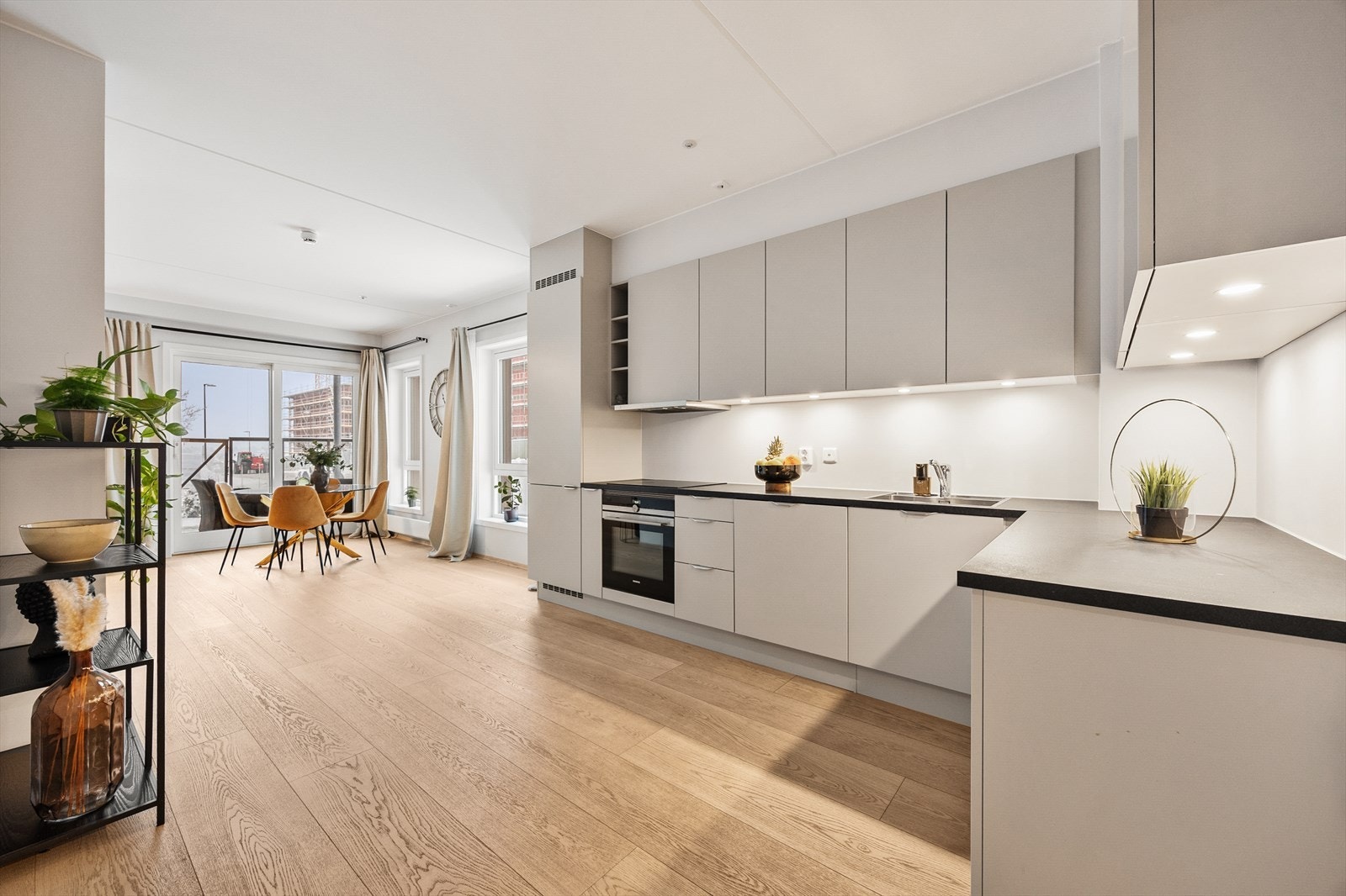 - Lekkert kjøkken med slette fronter - Galleribilde