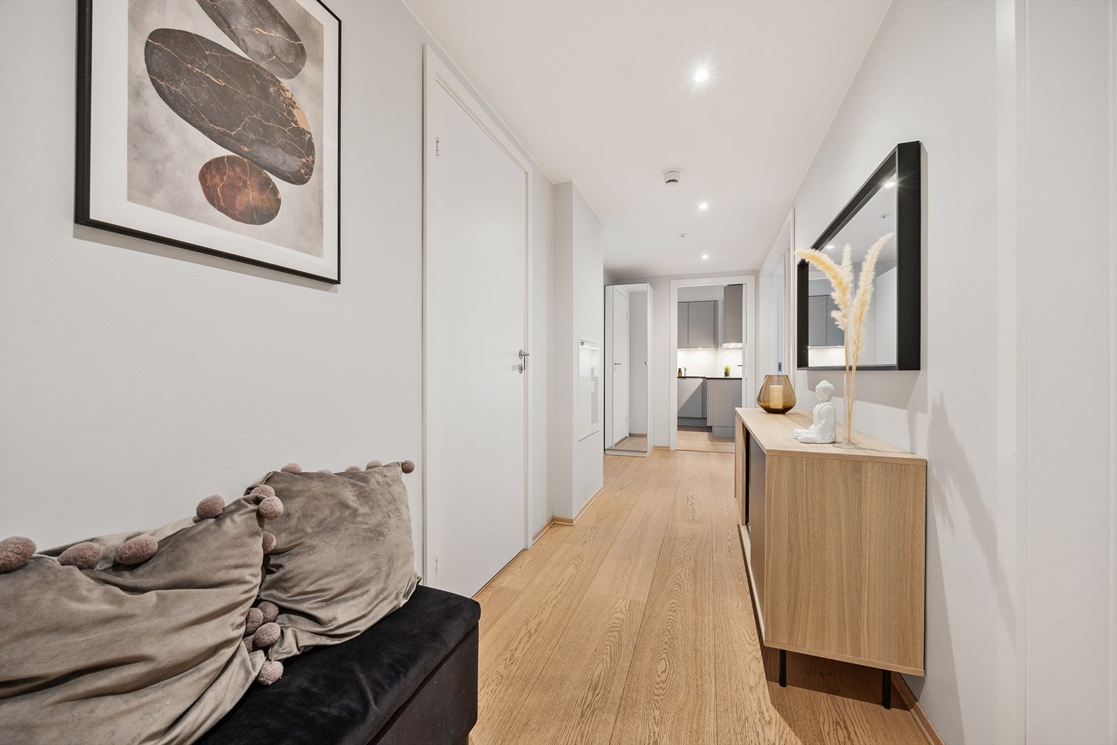 - Fra entreen er det tilgang til alle rom i leiligheten - Galleribilde