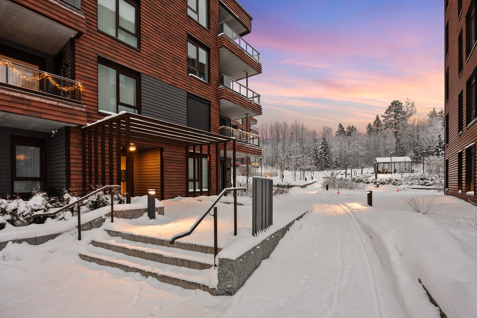 - Sameiet har svært flotte og opparbeidede uteplasser - Galleribilde