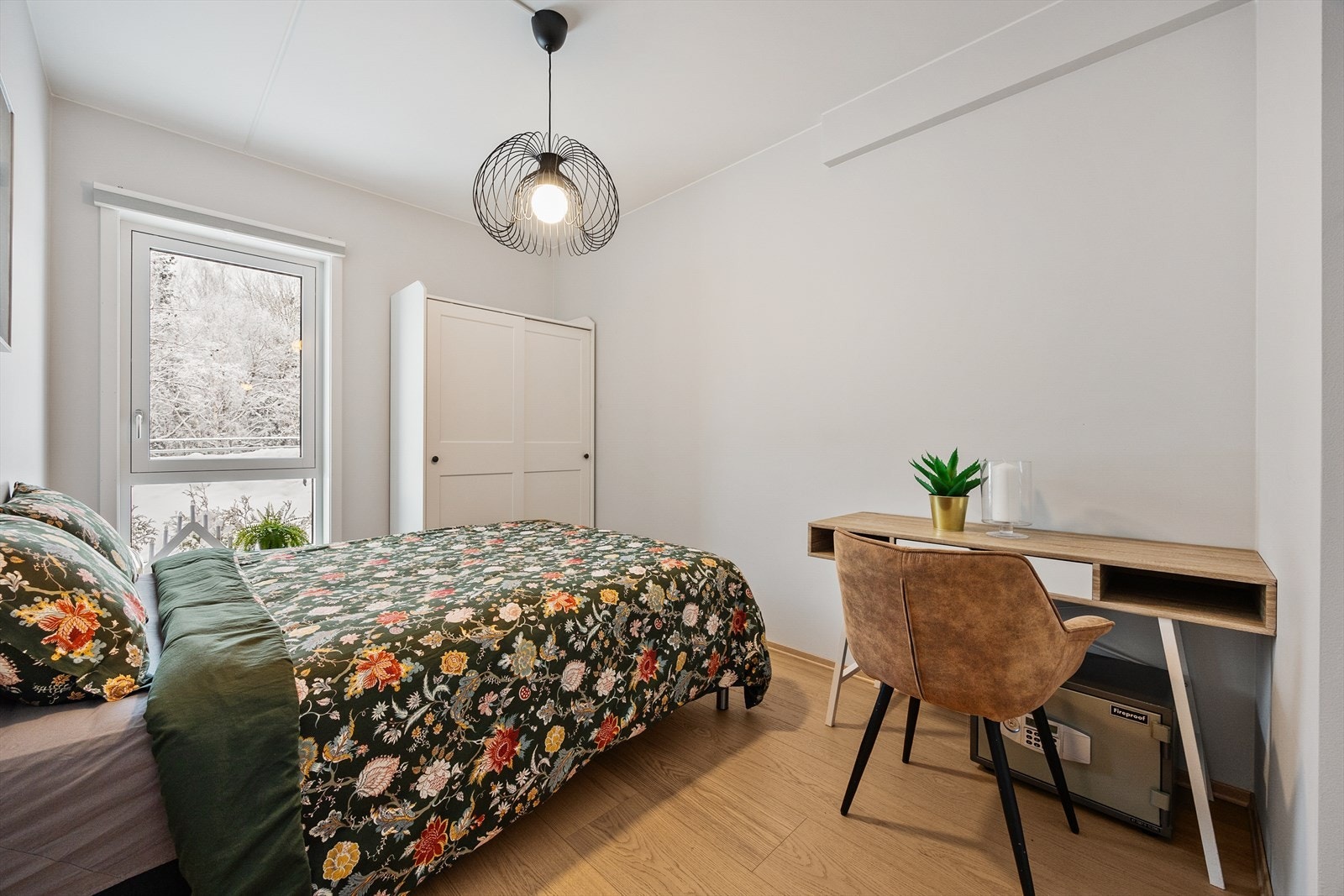 - Soverom 2 er svært romslig og har god plass til dobbeltseng, garderobe og andre møbler som kontorpult eller nattbord - Galleribilde