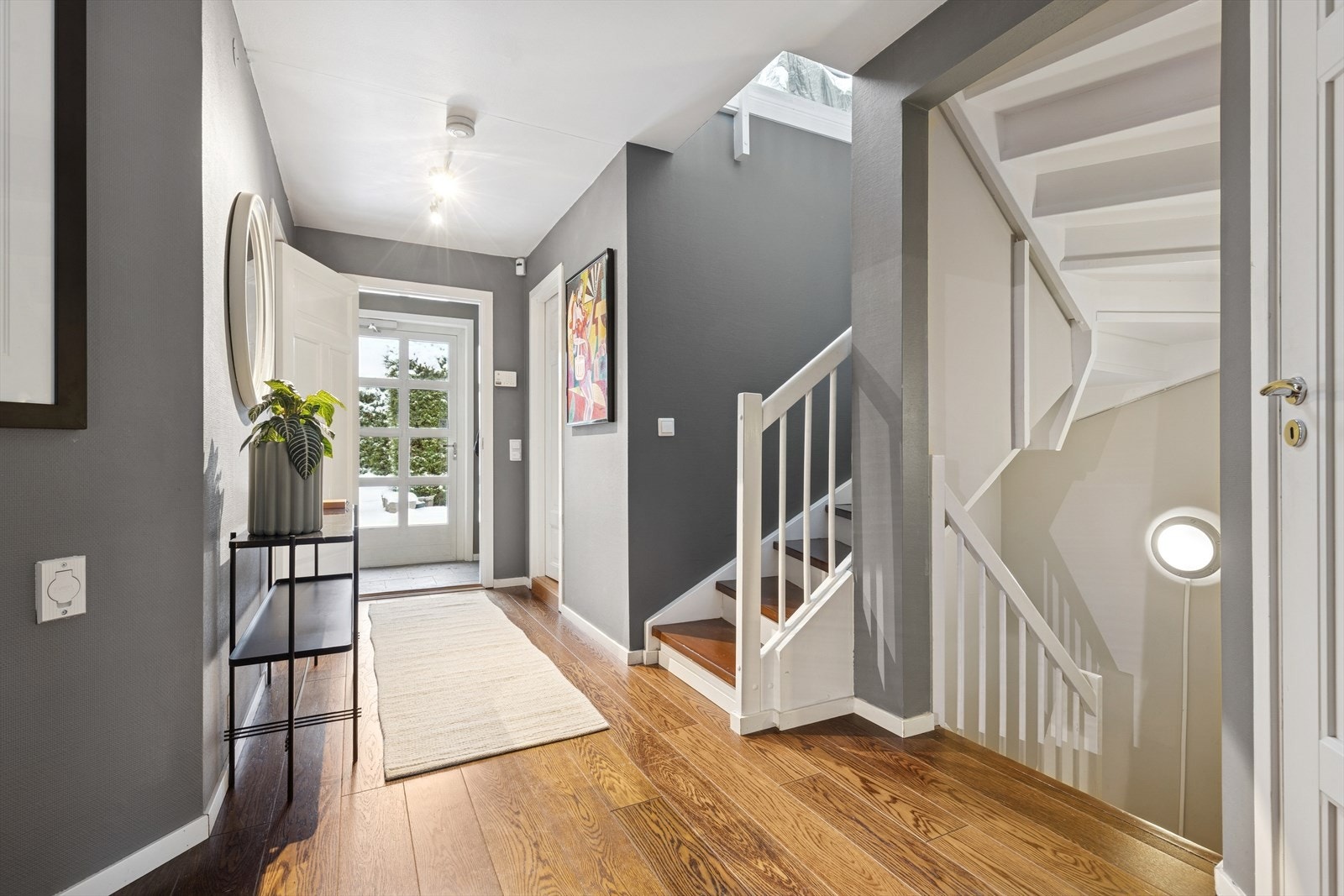 Flislagt entré med varmekabler i gulvet. Plass til garderobeløsning for oppbevaring av ytterklær. Galleribilde