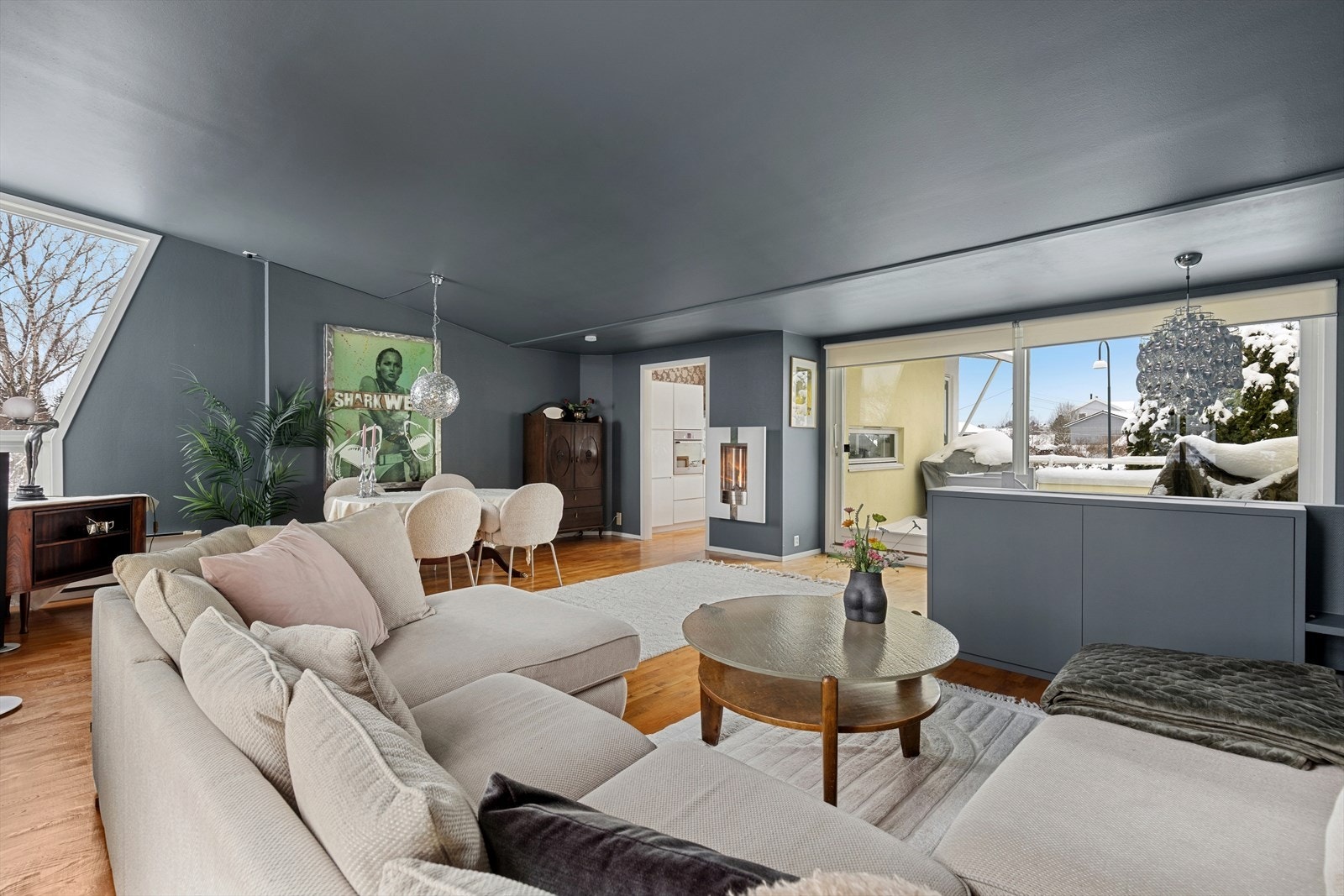 Romslig stue med flere møbleringsmuligheter. Galleribilde