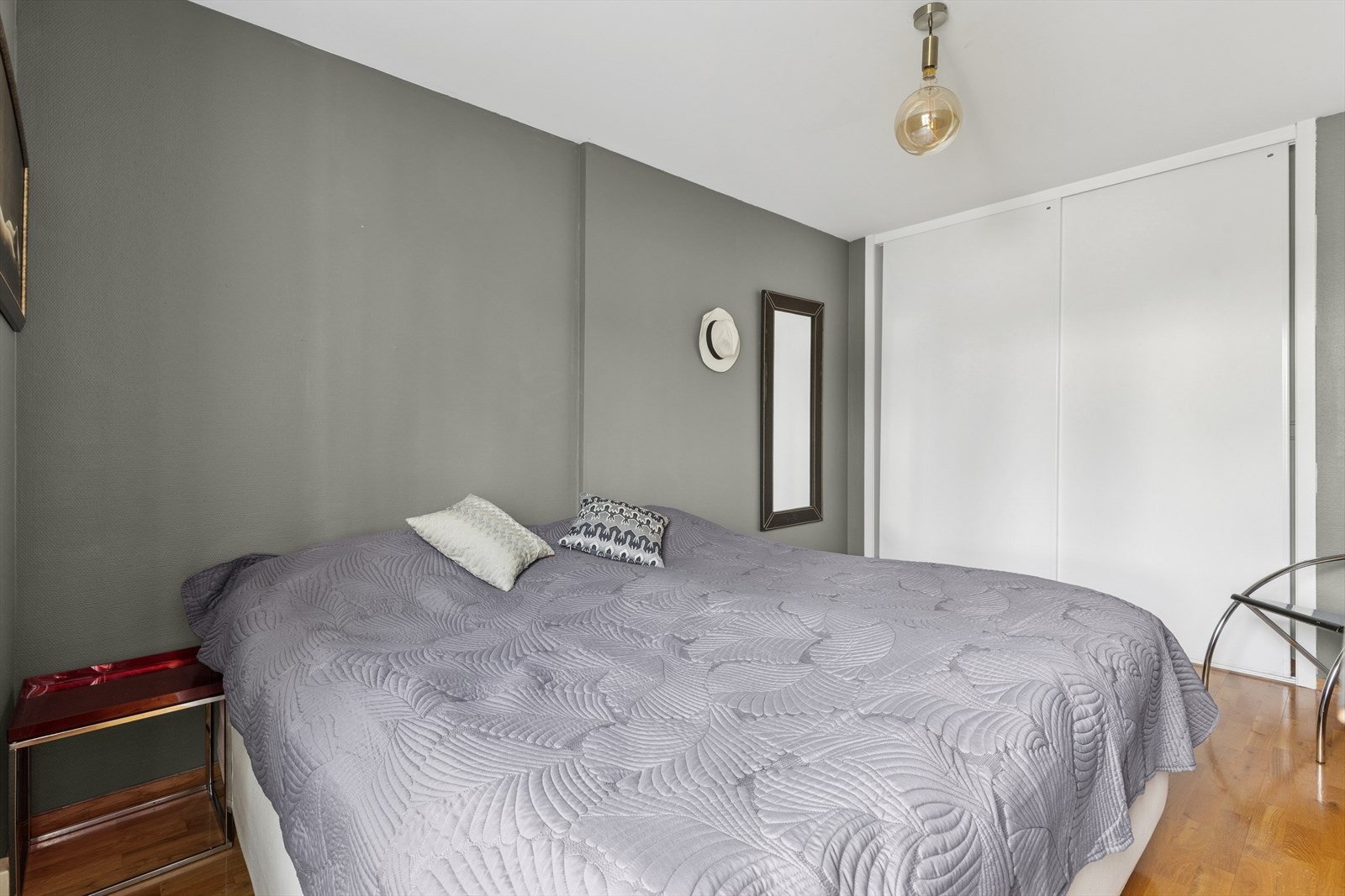 Praktisk skyvedørsgarderobe på hovedsoverommet. Galleribilde