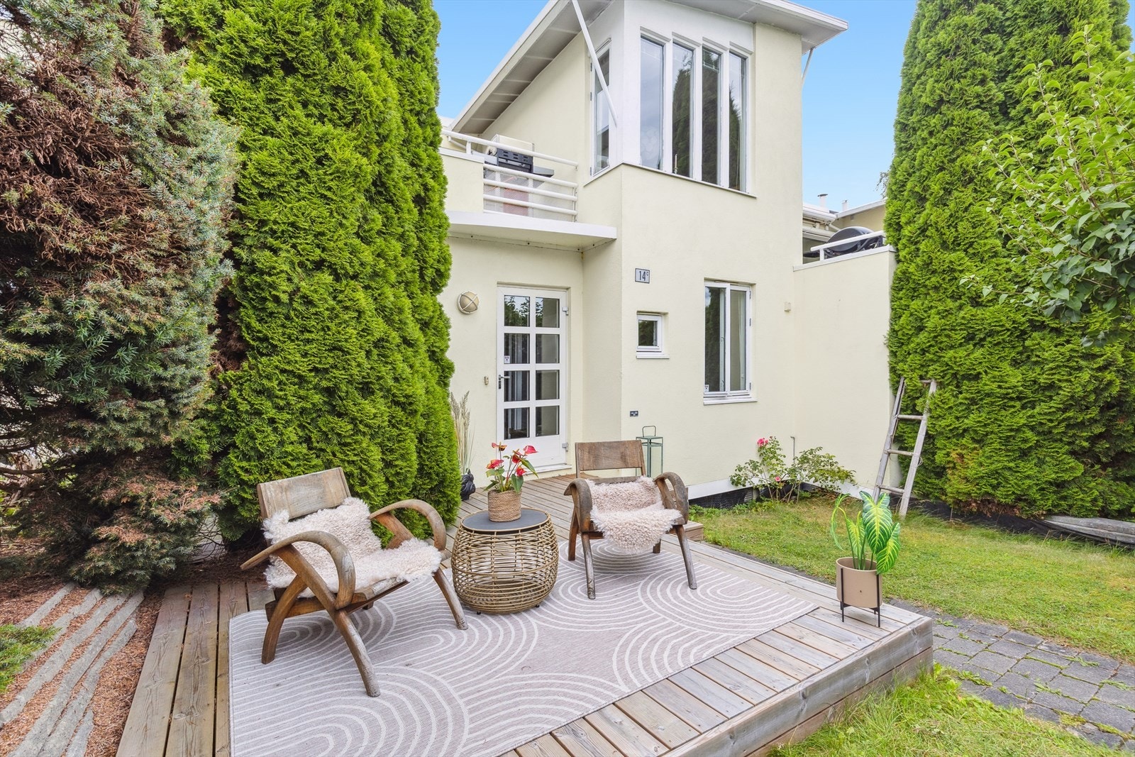 Flott rekkehus i funkisstil med flere skjermede og solfylte uteplasser. Galleribilde