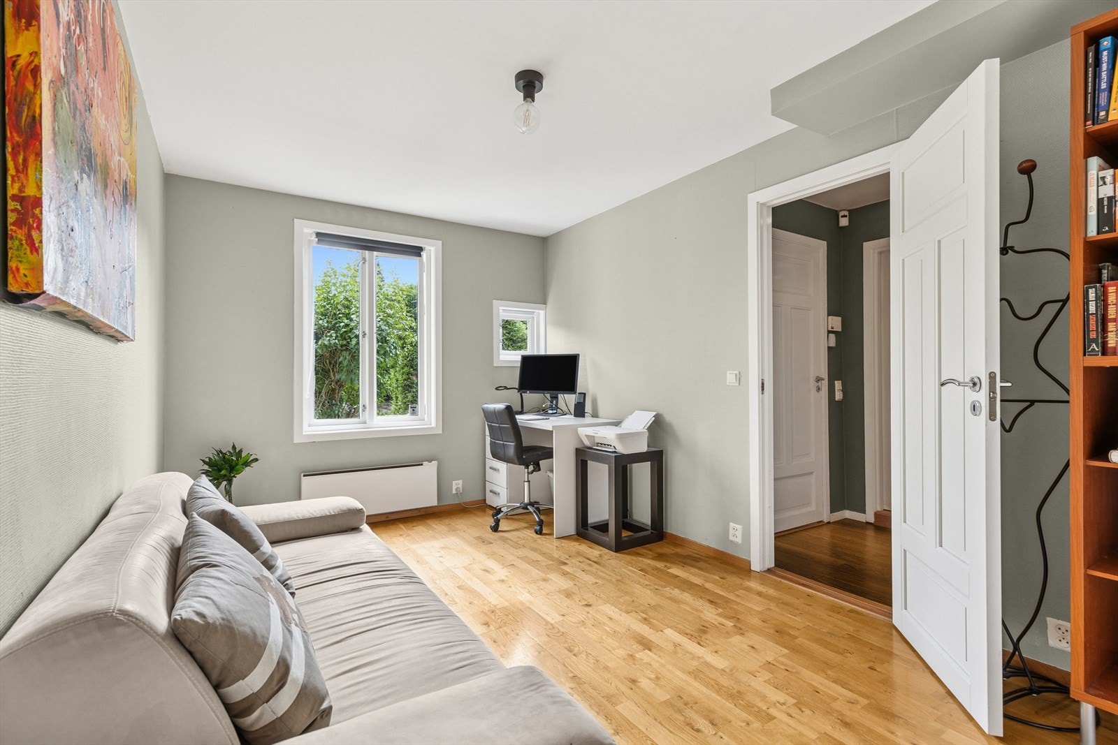 Soverom III har plass til dobbeltseng og tilhørende møblement. Det er skyvedørsgarderobe på kortveggen. Galleribilde