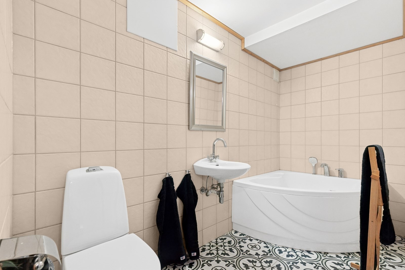 Badet har stort hjørnebadekar. Galleribilde