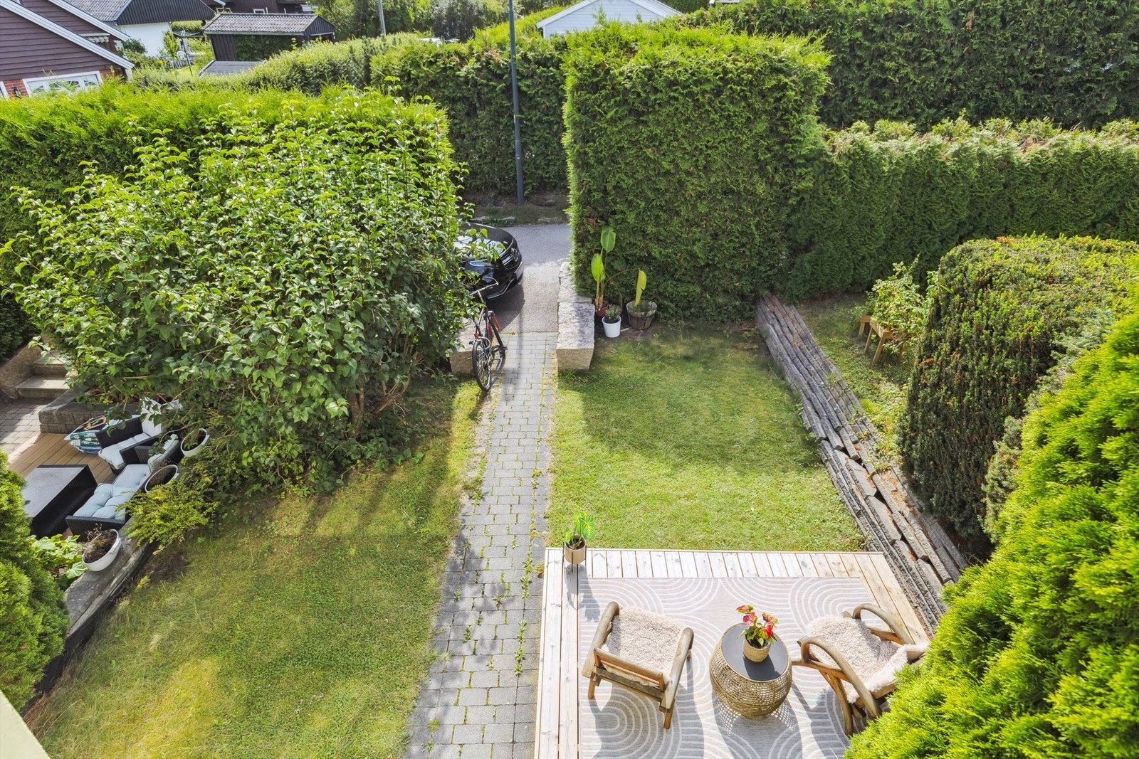 Inngang til huset, pent opparbeidet med grøntareal. Galleribilde