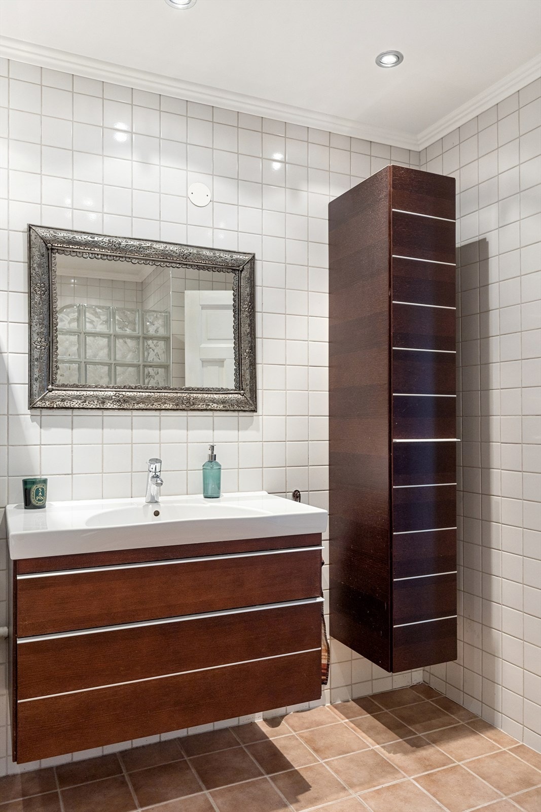 Badet i 1. etasje er flislagt med elektriske varmekabler. Galleribilde