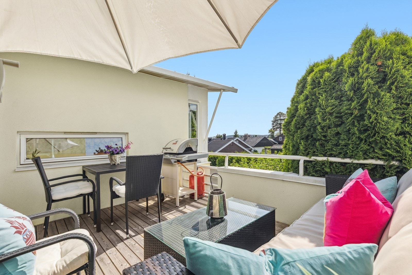 Solrik og usjenert terrasse fra stue i 2.etasje Galleribilde