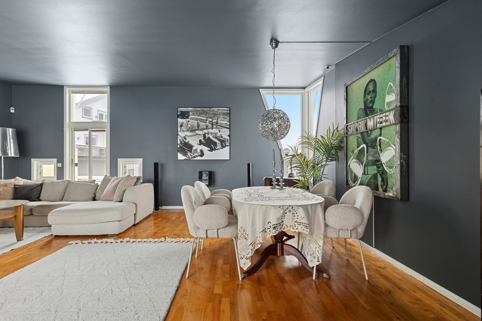 Svært gode lysforhold i stuen med flere vinduer, som sikrer naturlig lysinnslipp. Galleribilde