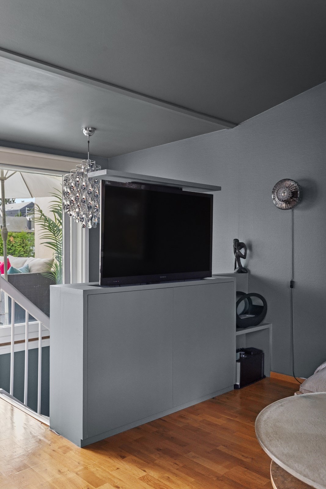 Eier har møbelsnekret tv benk med tv-motor. Galleribilde