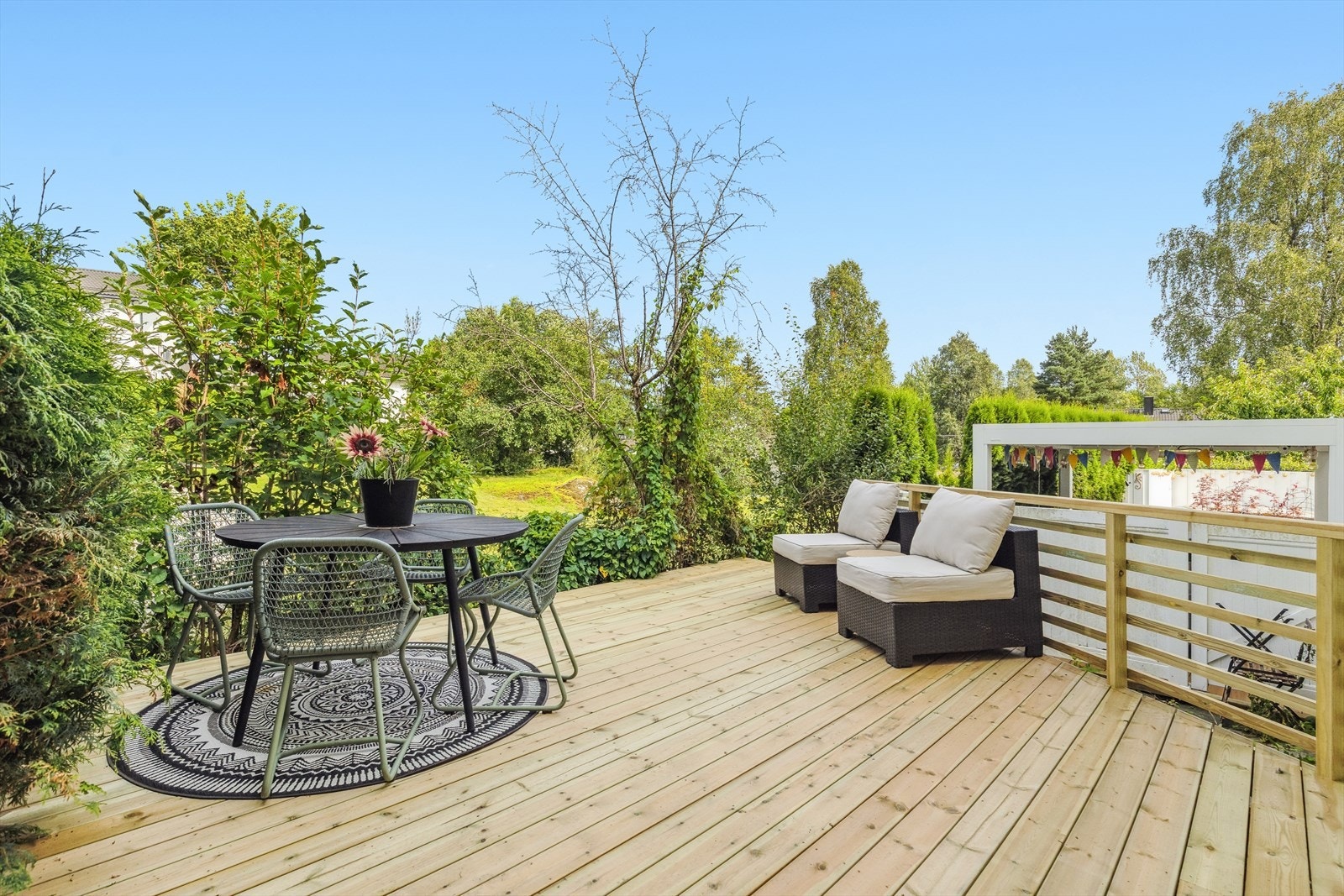 Nye terrassebord lagt i 2025.Terrasse på ca 20 m² med god plass til sofagruppe og spisebord. Galleribilde