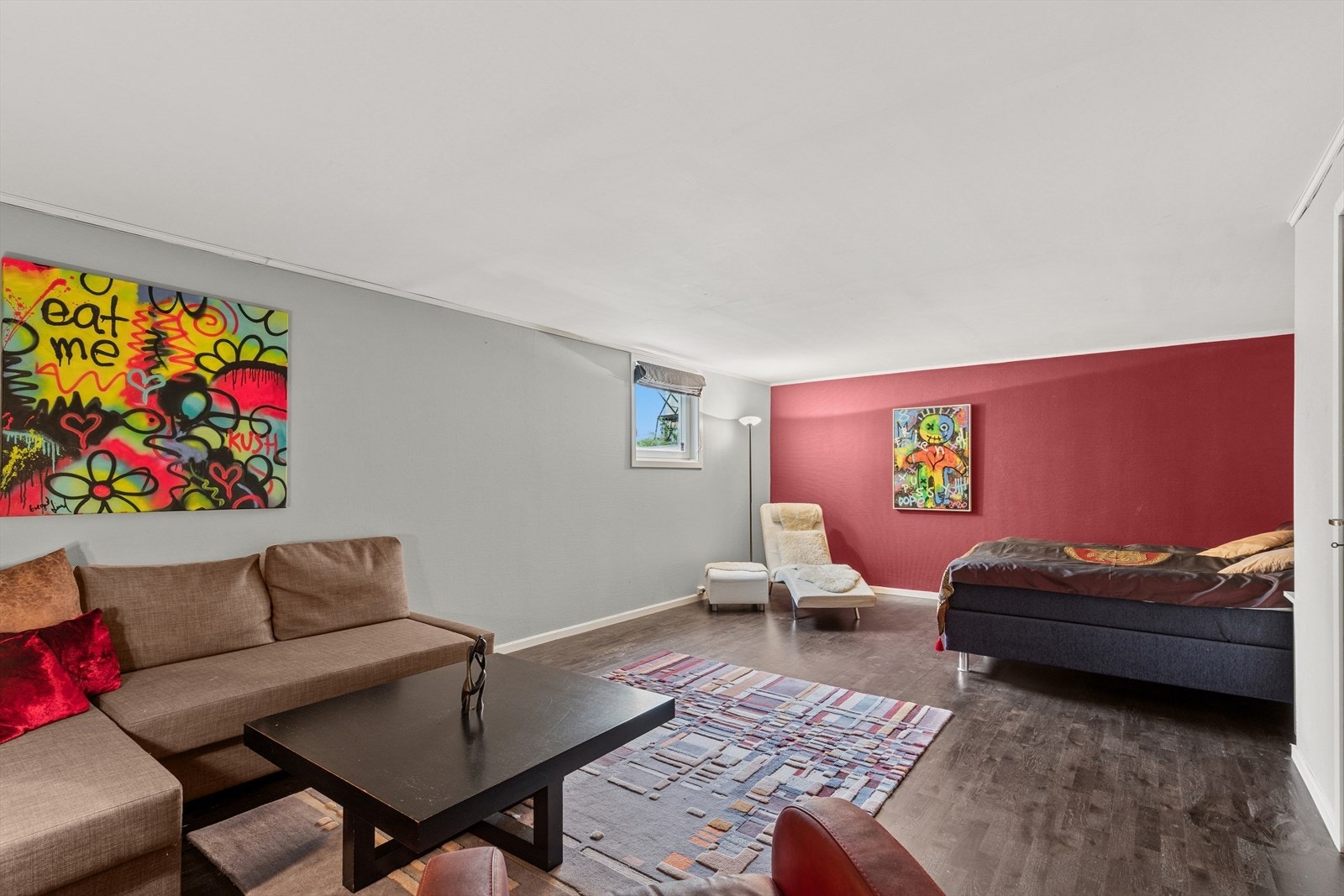 Stor kjellerstue med flere møbleringsmuligheter. Her kan man sette opp en lettvegg for å få et ekstra soverom. Galleribilde