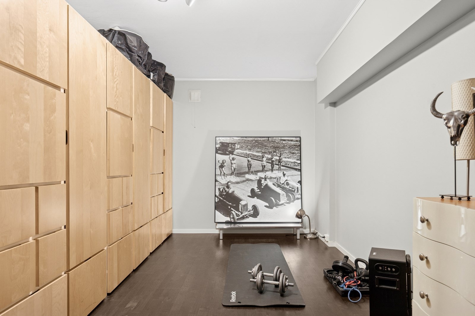 Romslig bodrom i kjelleren med rikelig med oppbevaring. Galleribilde