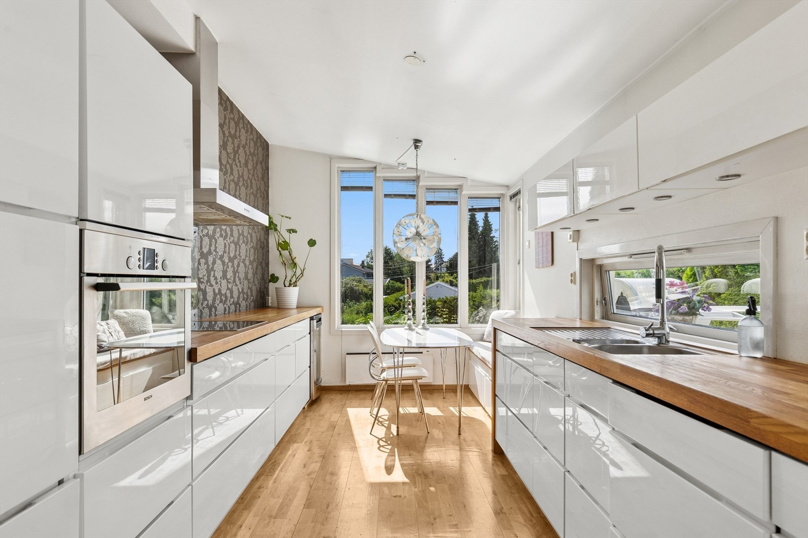 Kjøkkeninnredning fra Kvik med integrerte hvitevarer. Galleribilde