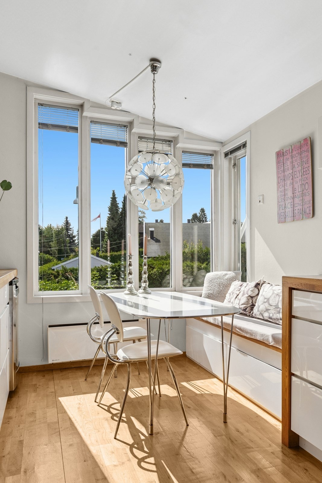 Praktisk sittebenk med lagring, i samme utførelse som resten av kjøkkeninnredningen. Galleribilde