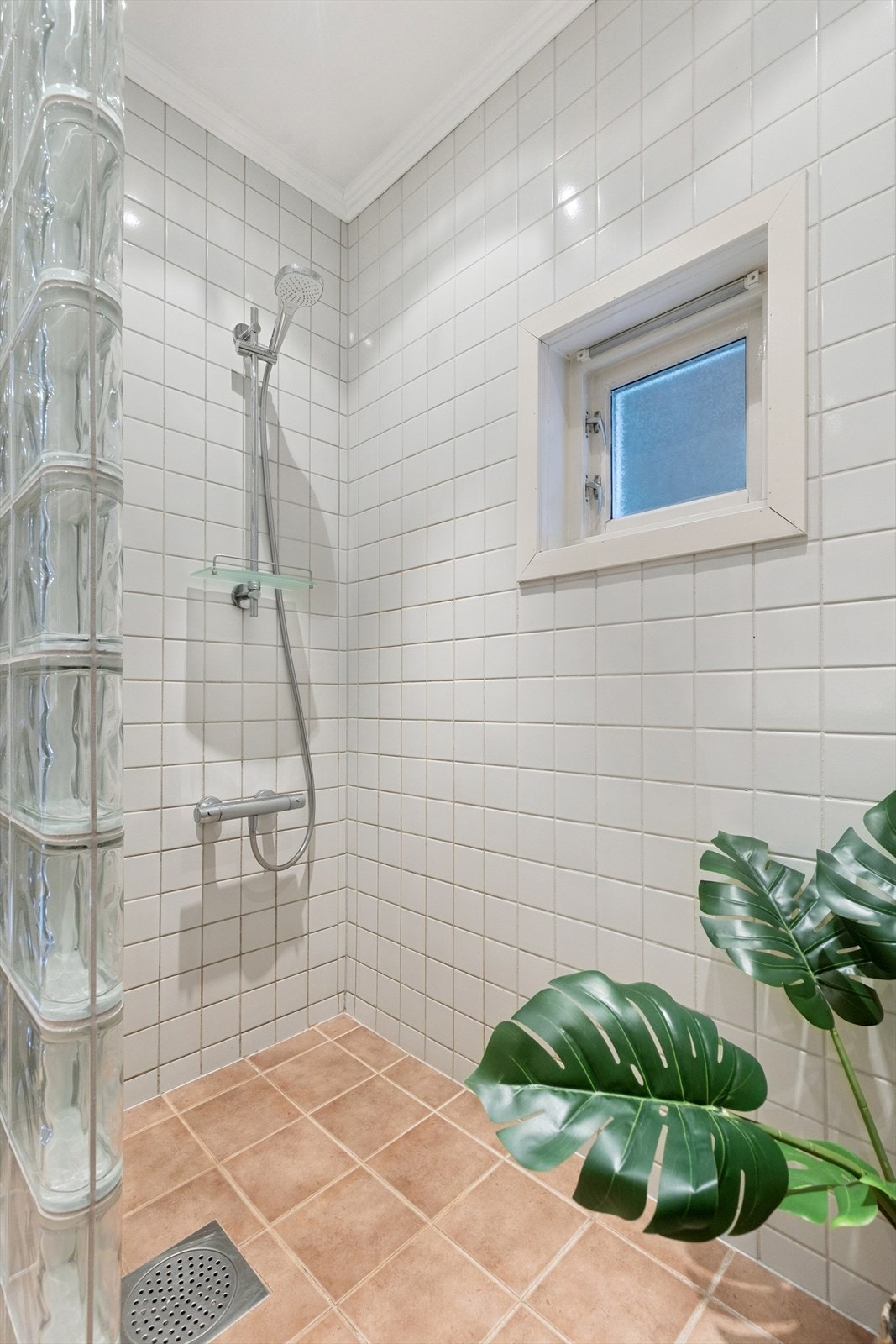 Det er opplegg for vaskemaskin på badet. Galleribilde