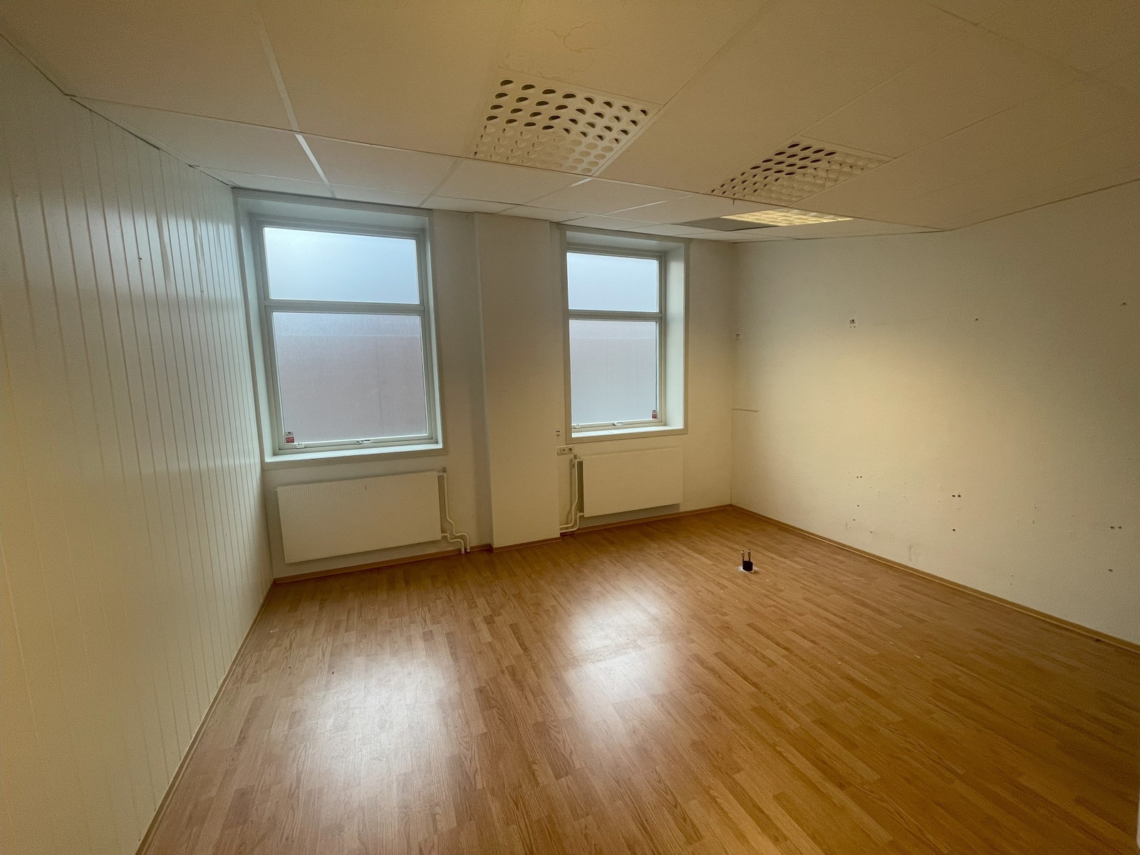 Vindusflater mot bakgård Galleribilde