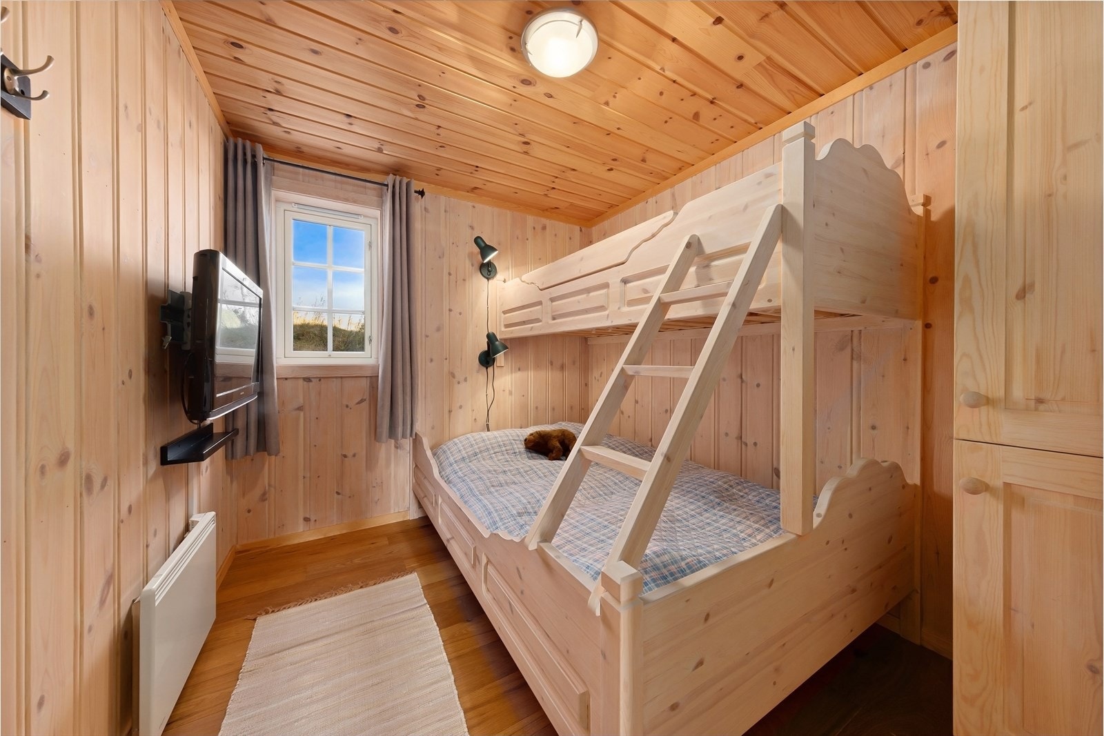 Soverom fire med familiekøye og garderobeskap. Galleribilde