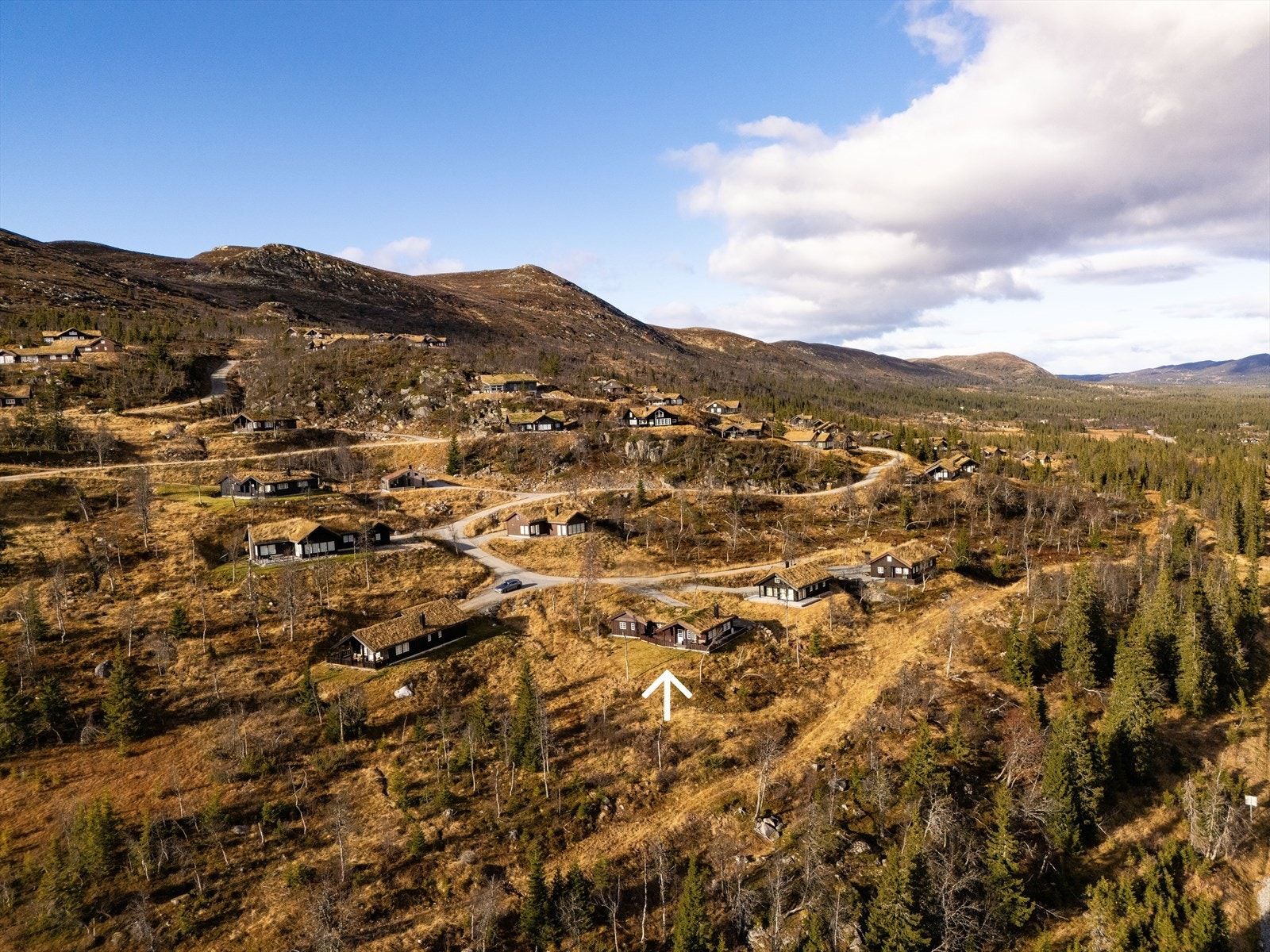 Feltet har høy standard med helårsvei, strøm, vann/avløp og enkel adkomst fra fylkesvegen. Umiddelbar nærhet til skiløyper som strekker seg til Haglebu - Tempelseter - Norefjell. Galleribilde