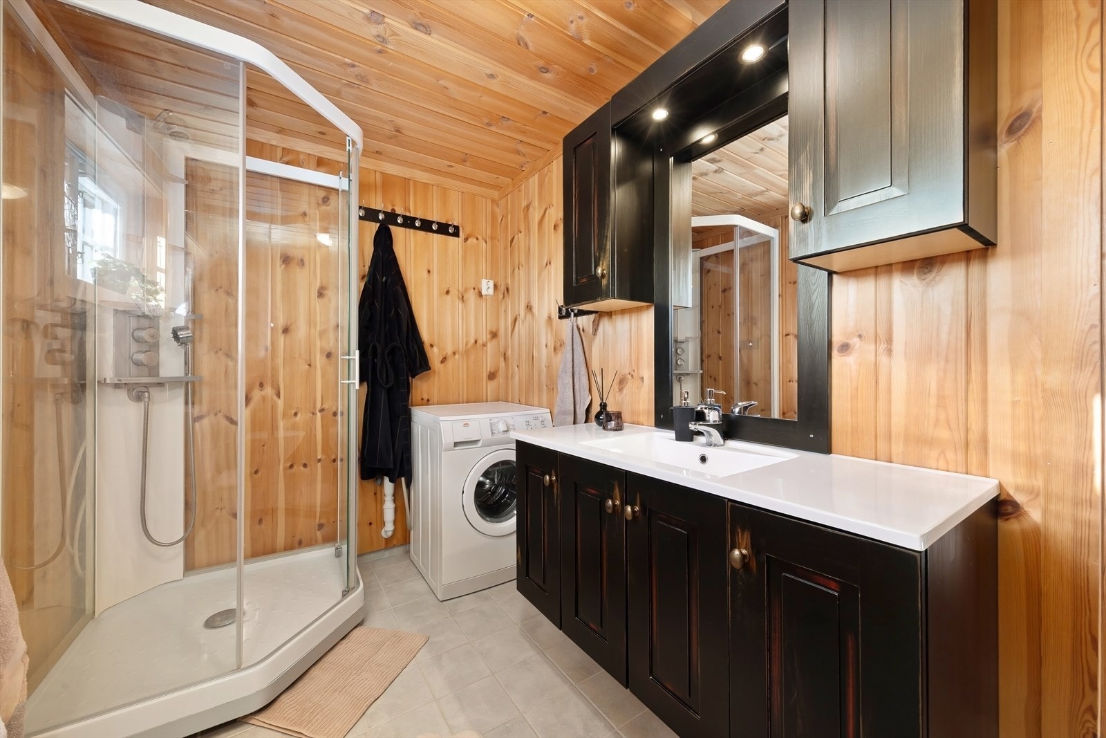 Hovedbad med varmekabler i flislagt gulv. Galleribilde