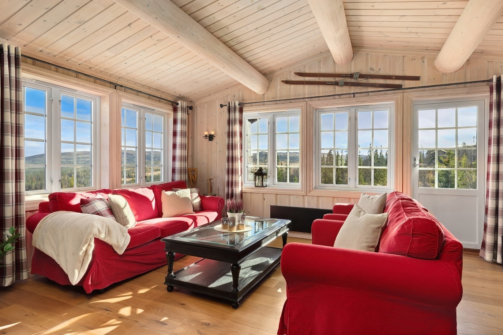 Deler av stuen har mønt himling med ekstra takhøyde, som gir en ekstra god romfølelse. Galleribilde