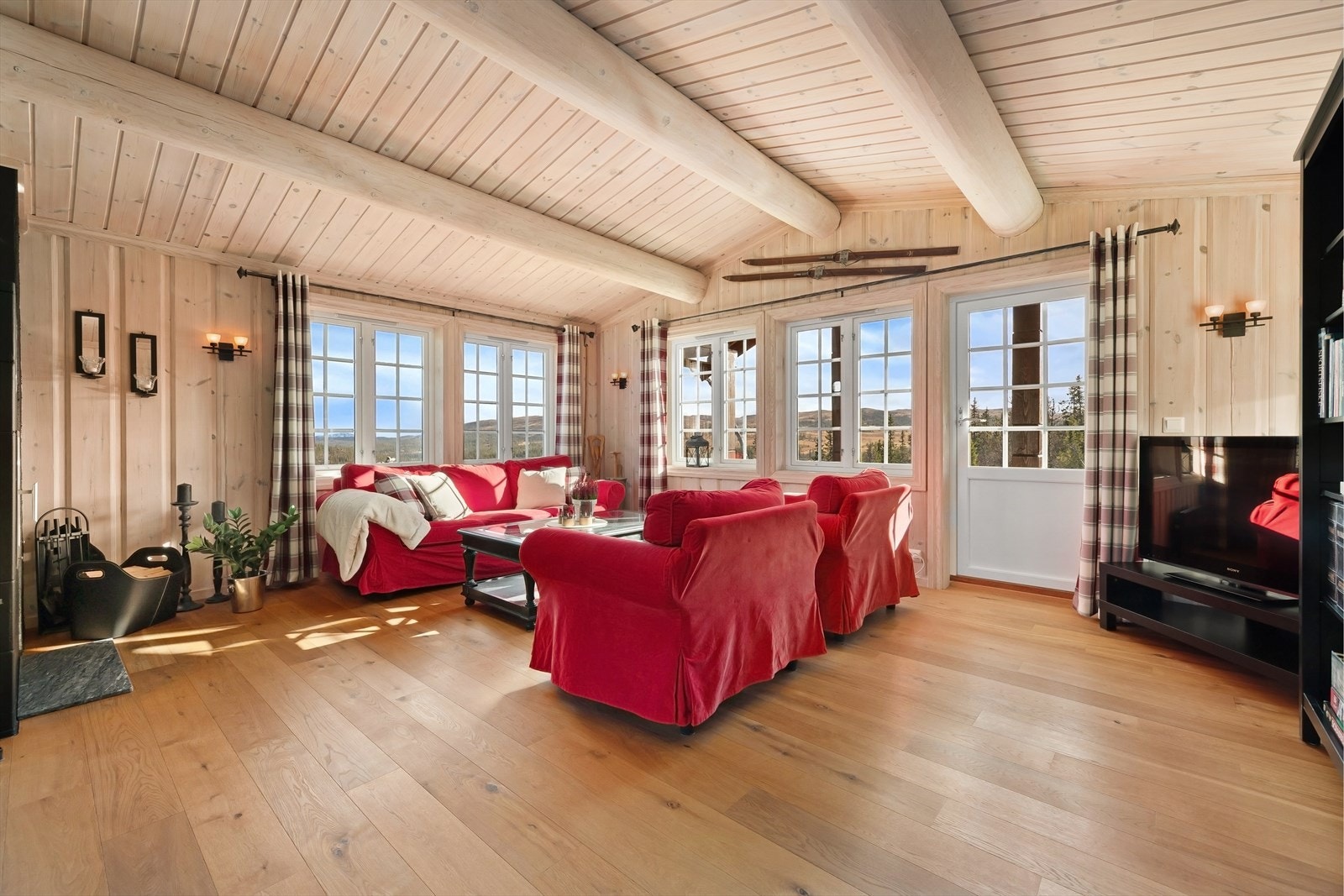 Fra stua er det direkte utgang til romslig terrasse. Galleribilde