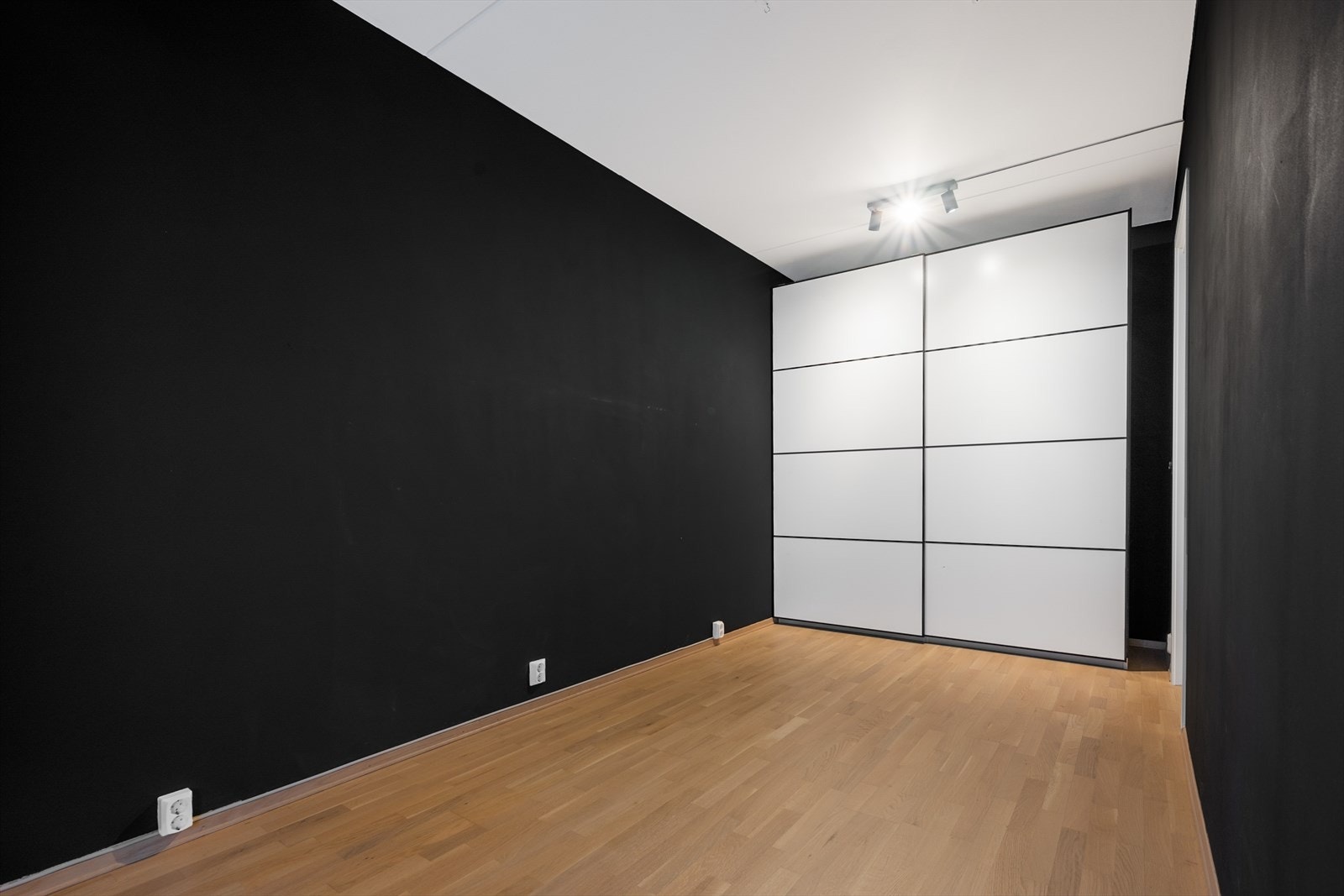 Soverommet har god garderobeløsning. Galleribilde