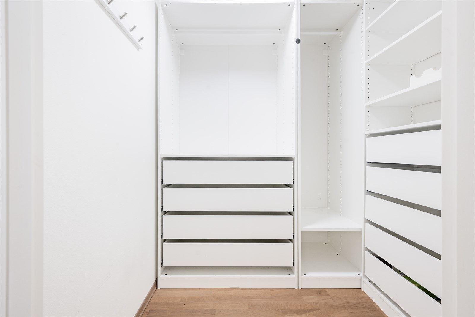 Fra entreen har man adkomst til bod/walk-in closet. Galleribilde