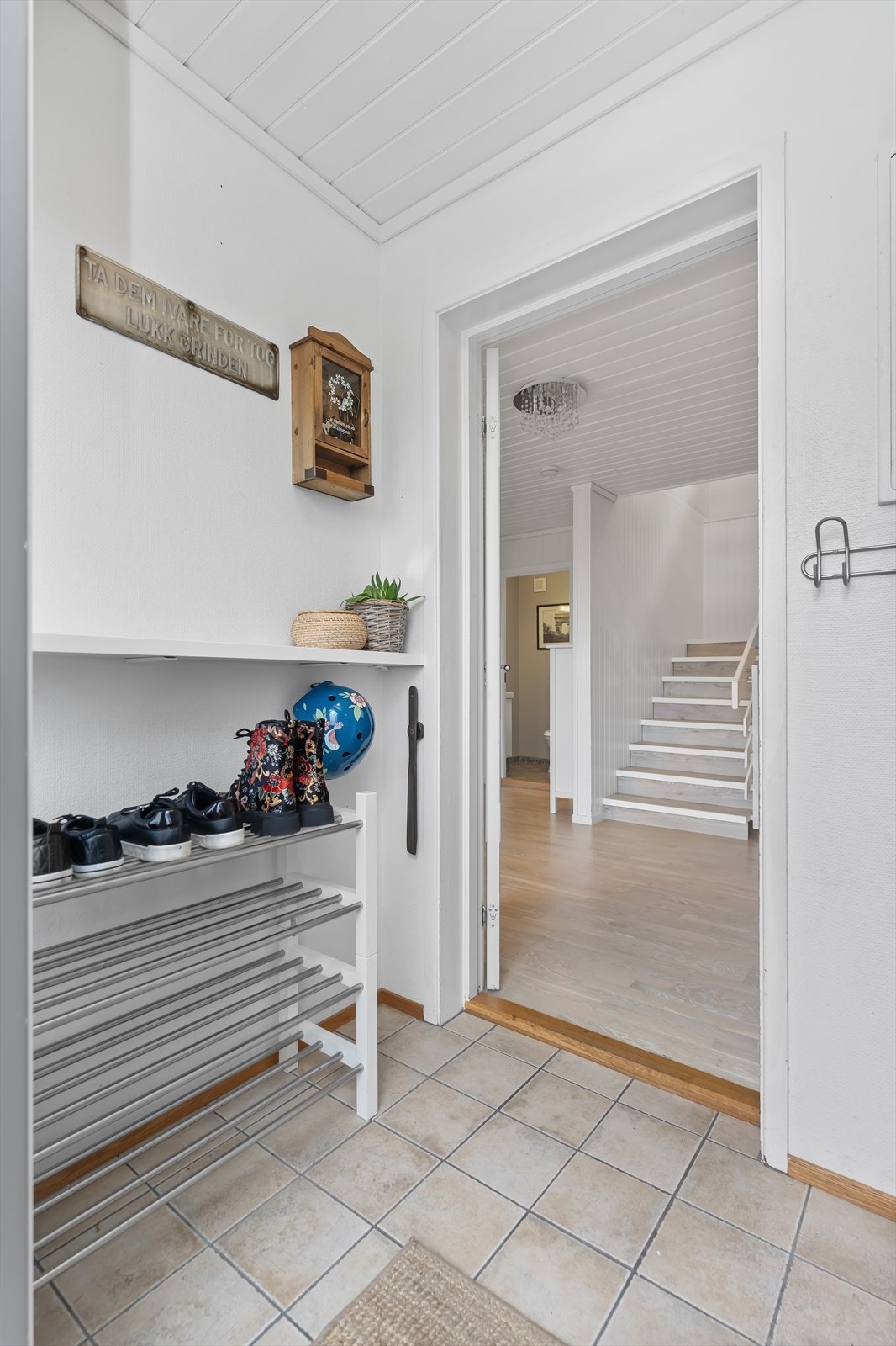 Boligens underetasje er innholdsrik med praktiske rom Galleribilde