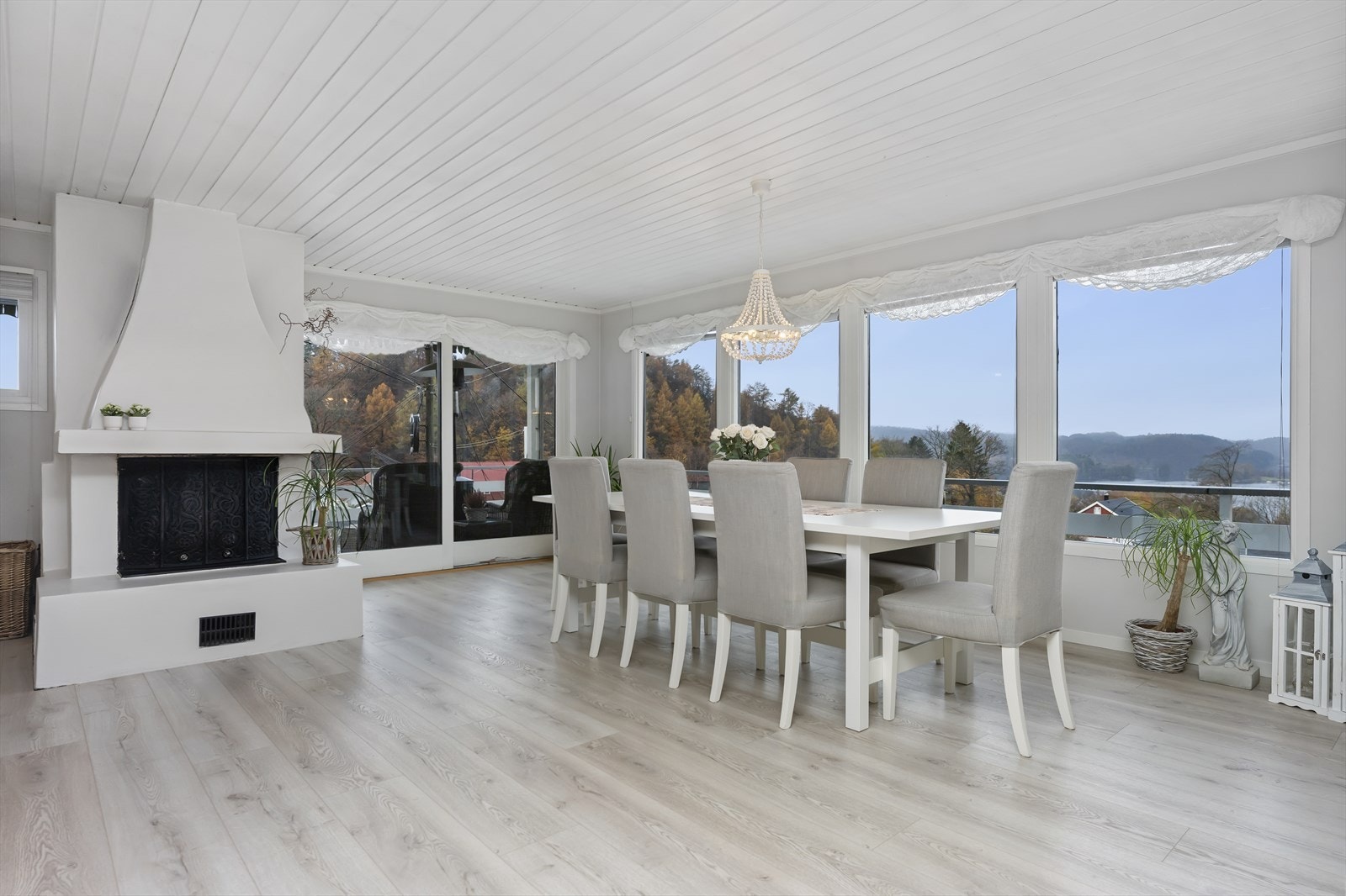 Lys og åpen stue med god plass til langbord og mange gjester - Her kan utsikten og kveldssolen nytes Galleribilde