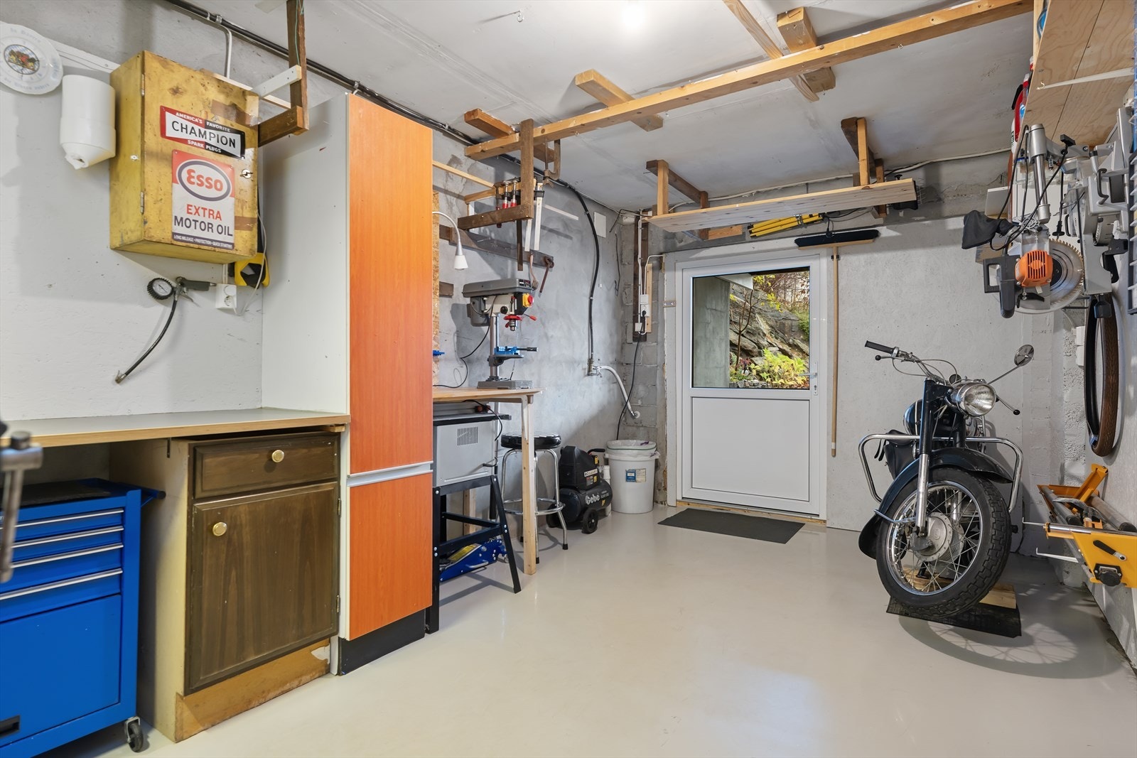 Tidligere integrert garasje som har blitt tettet igjen og blir brukt til bod/verksted Galleribilde